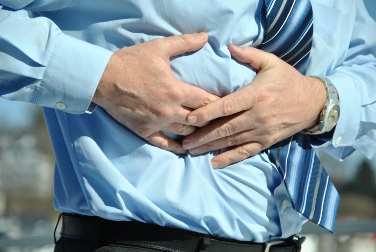 Ból żołądka po jedzeniu – przyczyny oraz leczenie